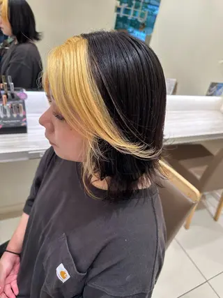 ミディアム カラー タイトボブ個性派カラ ーAKANEのヘアスタイル