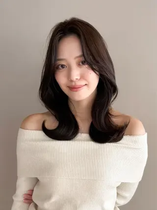 セミロング レイヤー/顔周り カット/松岡 祥利のヘアスタイル