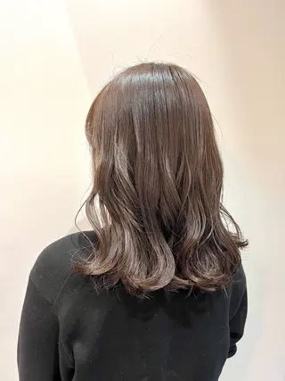 ミディアム カラー KANA .のヘアスタイル