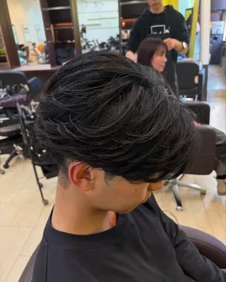 三ノ宮フェザーパーマ 蕃本 啓利のヘアスタイル