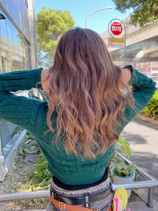 ロング カラー モモカ/ハイトーン /バレイヤージュのヘアスタイル