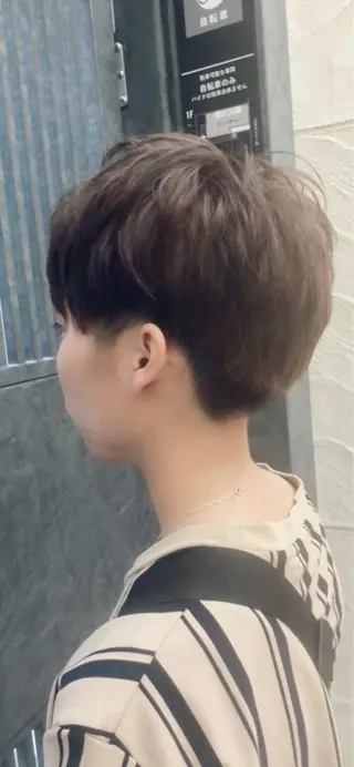 ショート カラー ウルフカット／吉村 桃子のヘアスタイル