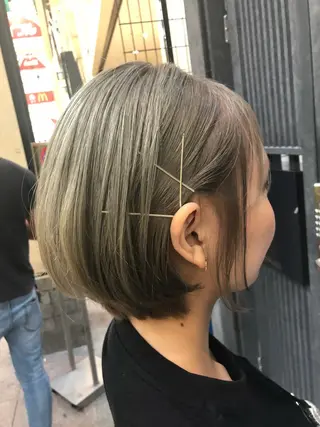 ショート カラー ウルフカット／吉村 桃子のヘアスタイル