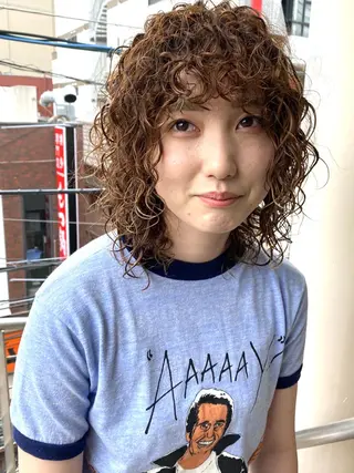 ミディアム パーマ qiieダブルカラー イルミナカラーのヘアスタイル