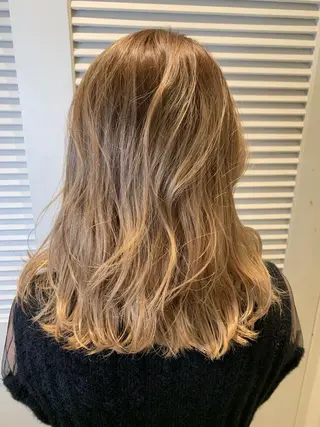 ミディアム 渋谷ハイトーン/ デザインカラー阿部のヘアスタイル