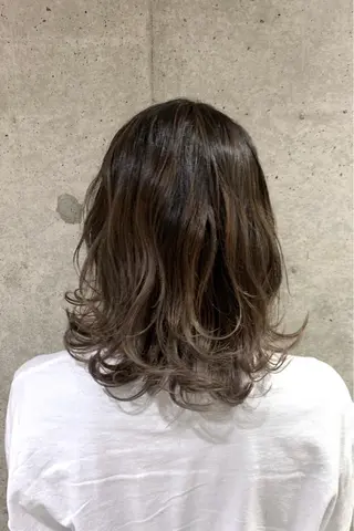 ミディアム カラー ハイライトが 得意なニキです😊のヘアスタイル