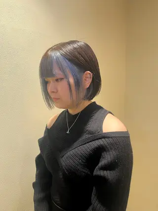 ショート カラー 伊津 綾理彩のヘアスタイル