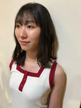 ミディアム MIOベージュカラー 柔らかいカラーのヘアスタイル