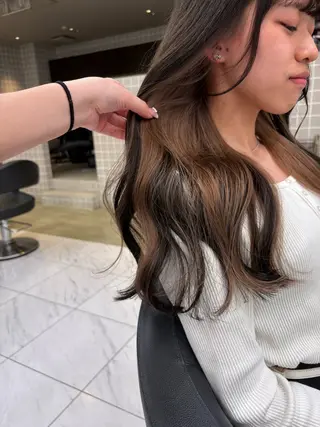 カラー ベージュ／ブラウン/ ナチュラルレイヤーのヘアスタイル