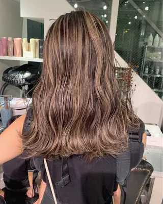 セミロング カラー CHERIEブリーチ ダブルカラー　天神のヘアスタイル