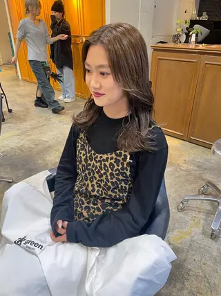 ミディアム カラー MIOベージュカラー 柔らかいカラーのヘアスタイル