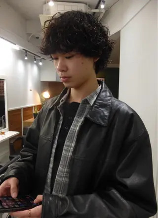 ミディアム パーマ メンズ グランジヘア 無造作ヘアHYUGAのヘアスタイル