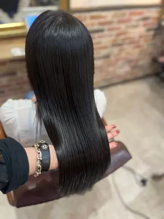 ロング 飯星慧斗 /ブリーチ、縮毛矯正のヘアスタイル