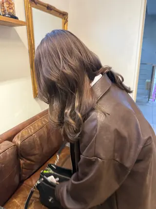 セミロング カラー ミルクティー× グレージュMOMOのヘアスタイル