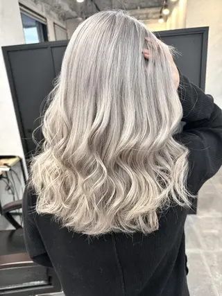 セミロング ヘアアレンジ カラー ハイトーン カラーのヘアスタイル