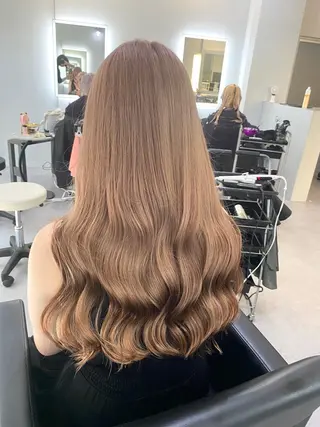 ロング カラー 大阪ケアブリーチ/ ミルクティーベージュのヘアスタイル