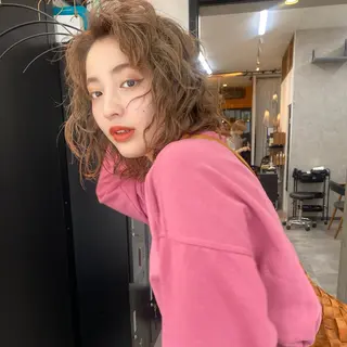 セミロング パーマ ブロンド／ブリーチ 【SITY.】のヘアスタイル