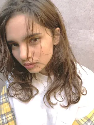 セミロング カラー パーマ 顔周りレイヤー/韓国 ブリーチminamiのヘアスタイル