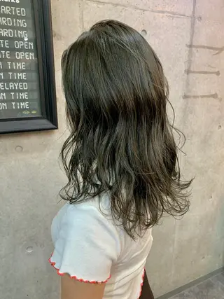 セミロング パーマ ade omotesando所属・鷺谷 玲奈のヘアスタイル