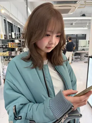 ミディアム カラー TATSUブリーチ/ ミルクティーベージュのヘアスタイル