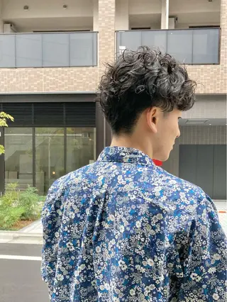 ショート パーマ メンズ 松岡 俊輔のヘアスタイル