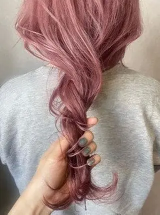 ロング 肌馴染みくすみカラー 花房 佑夏のヘアスタイル