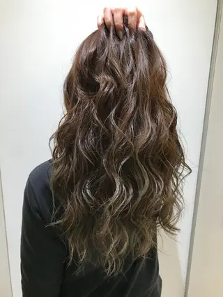 ロング カラー 清藤綾/脱白髪染め 白髪ぼかしハイライトのヘアスタイル