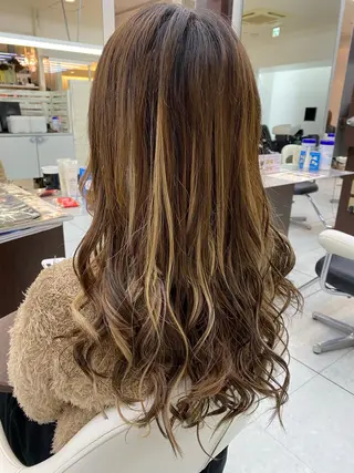 ロング 白髪ぼかしハイライト めさきすずなのヘアスタイル