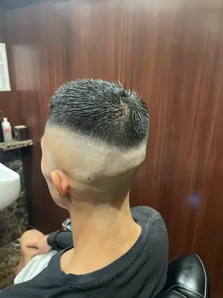 ショート メンズ 海老原 コウのヘアスタイル