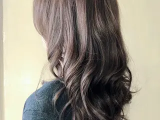 ロング パーマ 髪質改善✨透明感カラ ー🌈シエルブルーのヘアスタイル