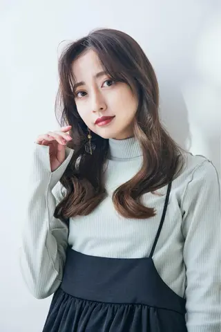 セミロング 🎨インナーカラー が得意👍新垣⚜️のヘアスタイル