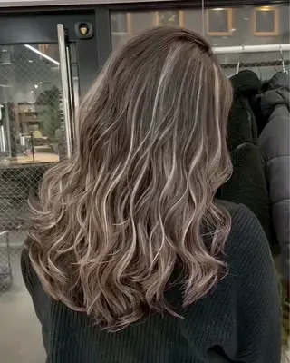 ロング カラー ✨ハイライト/バタフ ライレイヤー/原宿✨のヘアスタイル