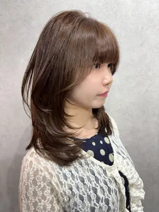 ミディアム maya レイヤーカットのヘアスタイル