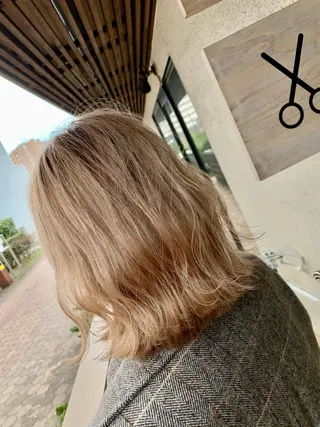 ミディアム カラー アブアイ所属・艶髪・酸性ストレート フリツのヘアスタイル