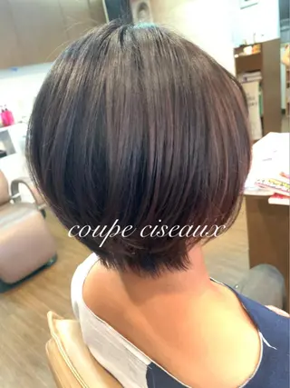 ショート カラー coupe ciseauxのヘアスタイル