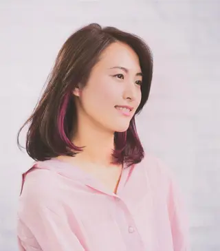 ミディアム カラー 黒川 真実のヘアスタイル