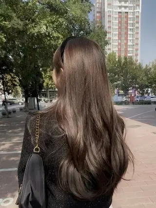 セミロング カラー サロウィン　神戸三宮店所属・三宮No.1ブリーチ 無しカラー/杉山太貴のヘアスタイル