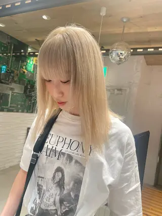 セミロング カラー 艶ハイトーン👑♡ NATSUKIのヘアスタイル