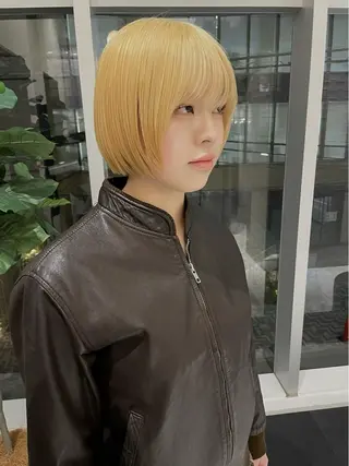 ショート カラー SALOWIN所属・ブリーチ✨ ボブ🪢レイヤーのヘアスタイル