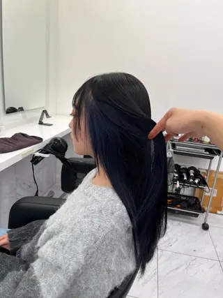 セミロング 寒色＆ブリーチ特化 寒色MiOのヘアスタイル