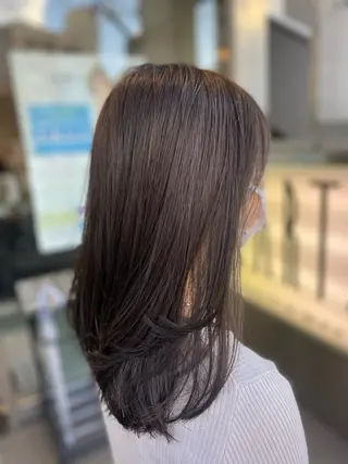 ミディアム カラー アートディレクター 尾内 友美のヘアスタイル