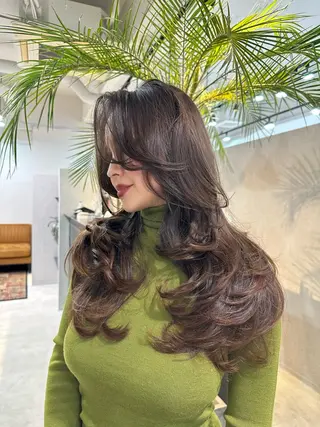 ロング 足立 采弥のヘアスタイル