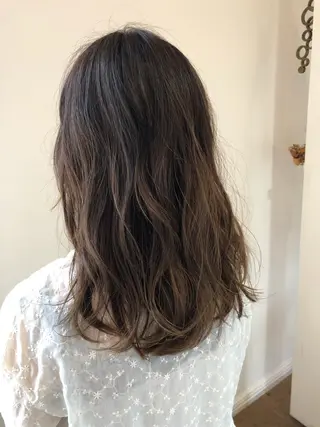 セミロング カラー 三好 美里のヘアスタイル