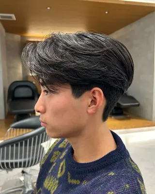 メンズ ニュアンスパーマ/ 毛流れ/ハイトーンのヘアスタイル