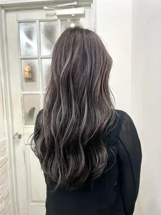 ロング 白いハイライト🤍 タナカリョウスケのヘアスタイル