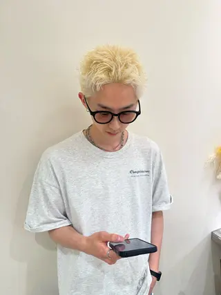 カラー メンズ タイトボブ個性派カラ ーAKANEのヘアスタイル