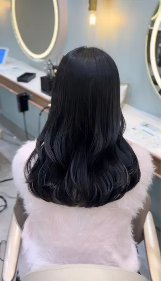 セミロング カラー 𝑴𝑰𝑨🎀赤髪 /ピンク/髪質改善のヘアスタイル