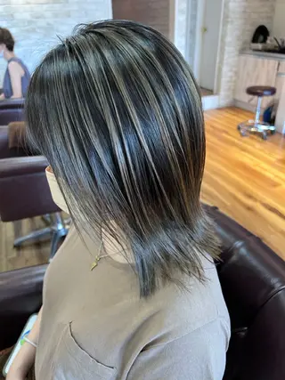 セミロング カラー 海老沢 亜衣のヘアスタイル