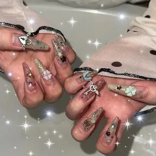 ネイル 𝙉𝙖𝙤🍓꒦꒷ Y2K / 韓国風のネイルデザイン