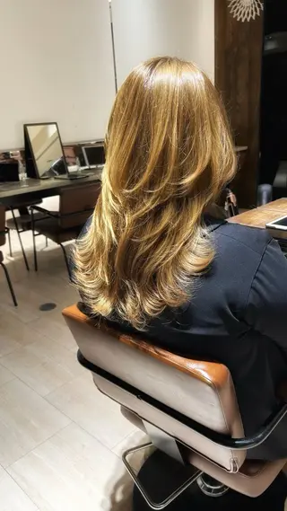 ロング AFLOAT TOKYOのヘアスタイル